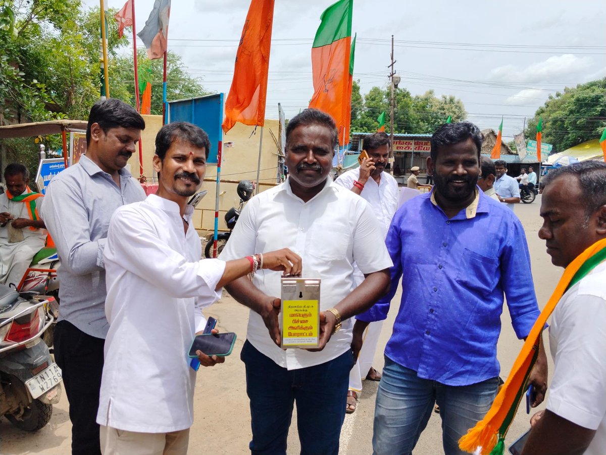 ChengaiNorthIT's tweet photo. செங்கல்பட்டு வடக்கு மாவட்டம் பாஜக  பட்டியல்அணி சார்பாக பட்டியல் சமுதாய மக்களுக்கு திமுக அரசு அளிக்கும் அநீதியை கண்டித்து,செங்கல்பட்டு பேருந்து நிலையம் அருகில் நடைபெற்ற பிச்சை அளிக்கும் ஆர்ப்பாட்டத்தில்,மறைமலர் நகர் மண்டல் சார்பாக கலந்து கொண்ட நிர்வாகிகள் அனைவருக்கும் நன்றி https://t.co/QTTQ7RoB2p