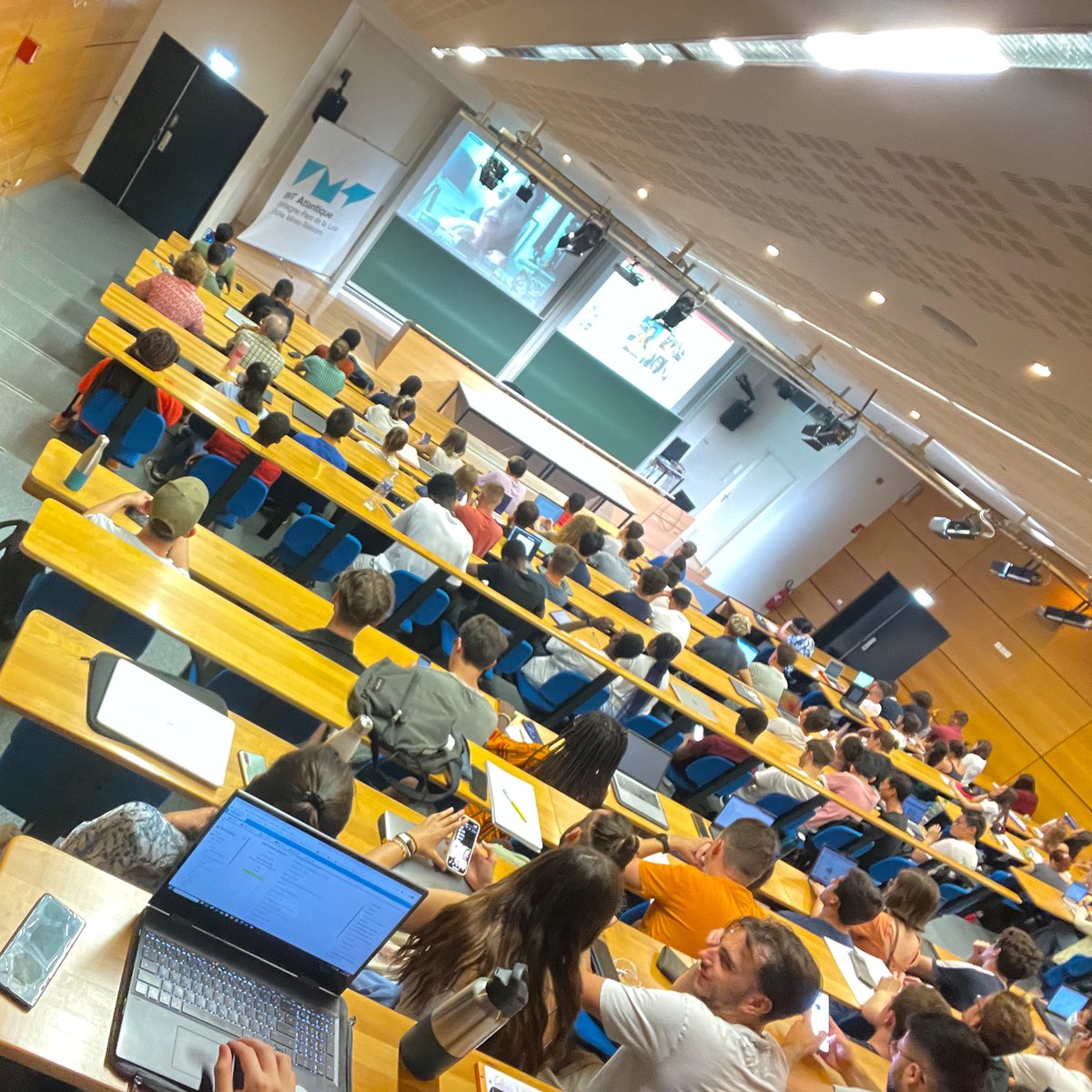 IMT Atlantique (@imtatlantique) on Twitter photo 🎤 Métamorphose contemporaine : du #selfie à la course pour la #reconnaissance !
Une conf. inspirante d'<a href="/elsagodart/">Elsa Godart</a> qui doit ouvrir, développer l’esprit critique de nos étudiants et les obliger à se questionner tout au long de leur parcours de #vie #étudiante & #professionnelle 🎤 Métamorphose contemporaine : du #selfie à la course pour la #reconnaissance !
Une conf. inspirante d'<a href="/elsagodart/">Elsa Godart</a> qui doit ouvrir, développer l’esprit critique de nos étudiants et les obliger à se questionner tout au long de leur parcours de #vie #étudiante & #professionnelle