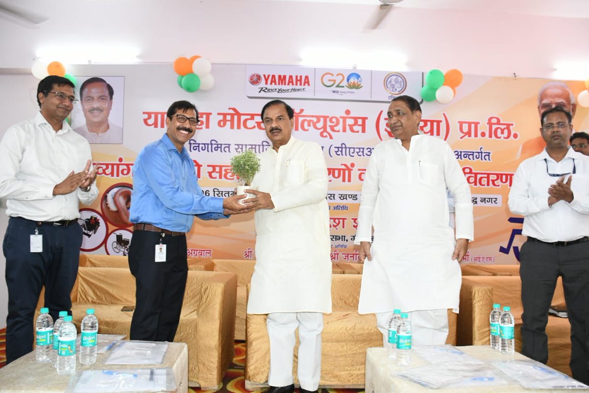 dr_maheshsharma's tweet photo. अपने संसदीय क्षेत्र गौतमबुद्ध नगर के बिसरख विकास खण्ड कार्यालय में यामाहा मोटर्स द्वारा सामाजिक दायित्व कार्यक्रम के तहत दिव्यांग जनों के जीवन को आसान बनाने हेतु विभिन्न प्रकार के उपकरणों के निःशुल्क वितरण कार्यक्रम में मा. विधायक श्री @tejpalnagarMLA जी के साथ सम्मिलित हुआ। https://t.co/jJ20rAYr9u