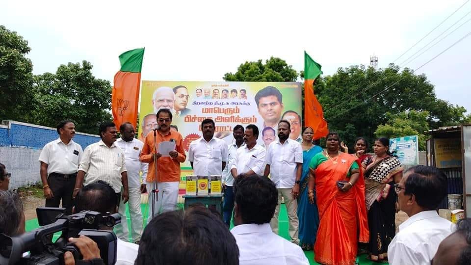 ChengaiNorthIT's tweet photo. செங்கல்பட்டு வடக்கு மாவட்டம் பாஜக  பட்டியல்அணி சார்பாக பட்டியல் சமுதாய மக்களுக்கு திமுக அரசு அளிக்கும் அநீதியை கண்டித்து,செங்கல்பட்டு பேருந்து நிலையம் அருகில் நடைபெற்ற பிச்சை அளிக்கும் ஆர்ப்பாட்டத்தில்,மறைமலர் நகர் மண்டல் சார்பாக கலந்து கொண்ட நிர்வாகிகள் அனைவருக்கும் நன்றி https://t.co/QTTQ7RoB2p