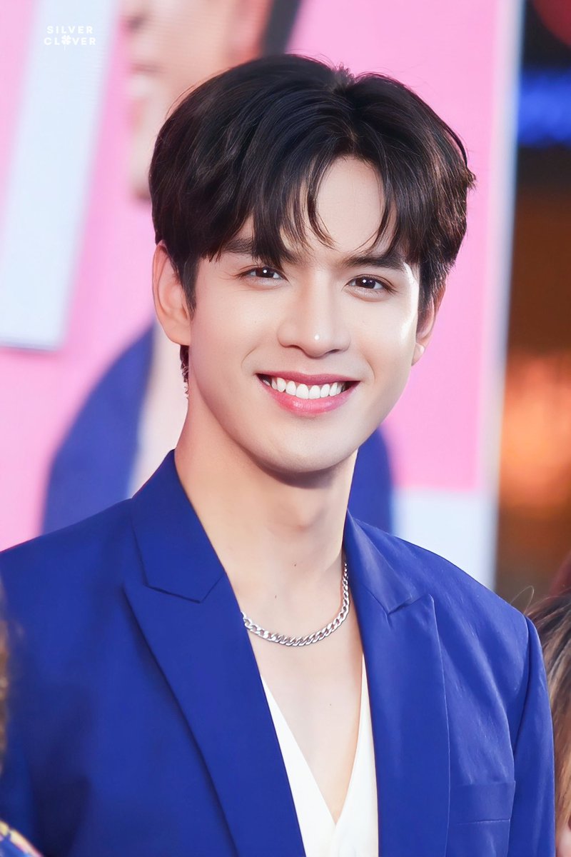 _SilverClover_'s tweet photo. ยิ้มของคุณมันหวานเกินไป คุณยิ้มเผื่อคนทั้งโลกรึงัยนะ โลกมันสว่างสดใสเพราะยิ้มของคุณเลย คุณควรทำอะไรให้พอดีๆหน่อยได้มั้ยอย่างน่ารักให้น้อยลงหน่อย เราจะไม่ไหวเอาใจเหลวไปหมดแล้ว🫠

Beautyawards X Filmtnp
#Bootmostloved2023XFilm
@film_tnp20 https://t.co/vwgjVIvWvR