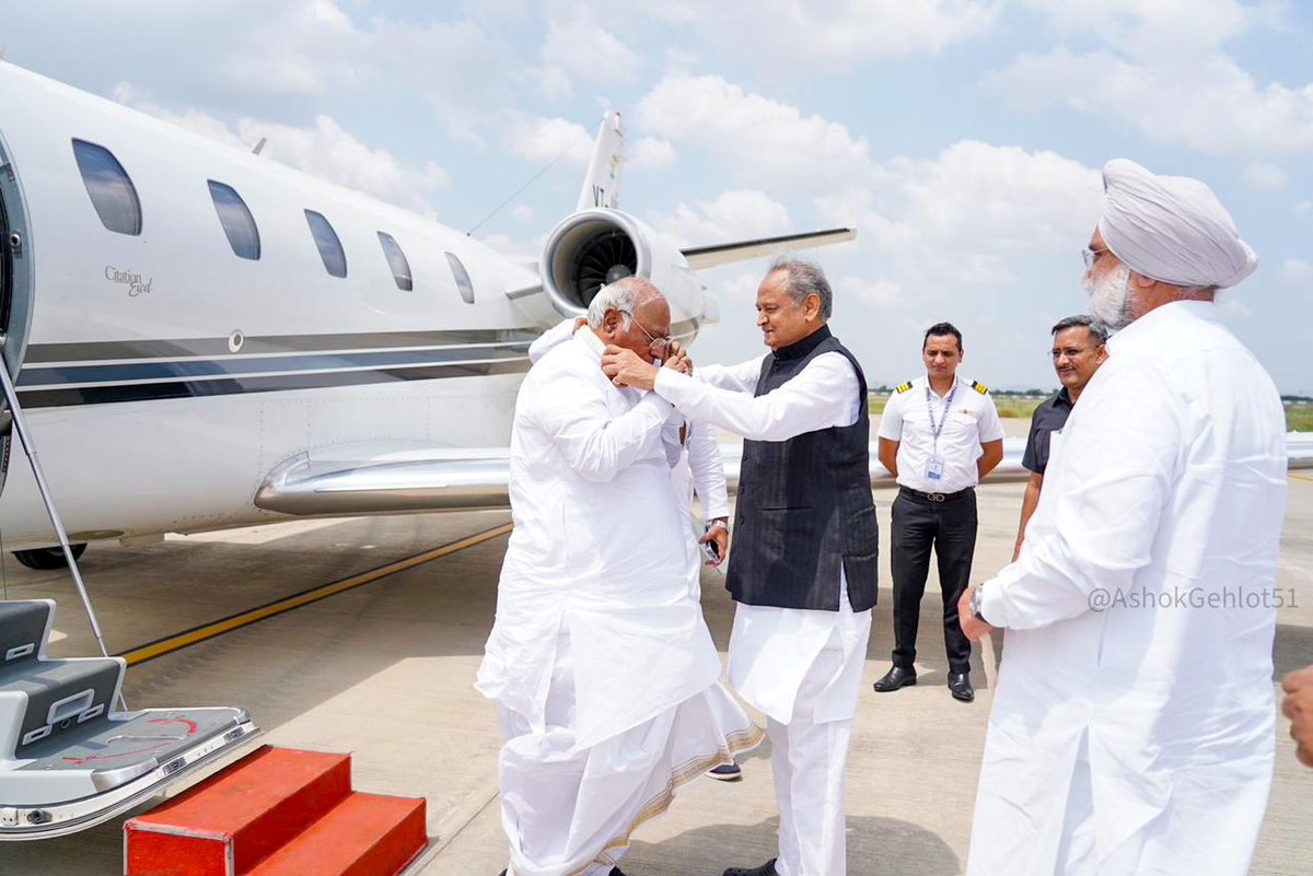 ashokgehlot51's tweet photo. वीर भूमि में आगमन 
उल्लासित हुआ हर नयन 

शक्ति व सद्भाव की भूमि भीलवाड़ा में कांग्रेस अध्यक्ष श्री मल्लिकार्जुन खड़गे जी का सहृदय स्वागत है।

आपका आगमन हर नयन में नव आशा व ऊर्जा का संवाहक है।

@Kharge https://t.co/s0fhbHIwXM