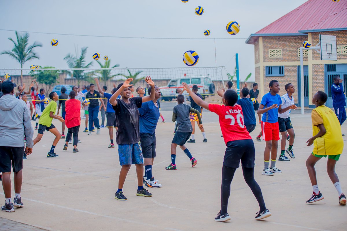 Rwanda_Sports's tweet image. Mu rwego rwo guteza imbere impano za Siporo mu bakiri bato, @Rwanda_Sports ifatanyije na @AFD_France binyuze mu #IsongaProgram; hari gukorwa ingando y&apos;imyitozo  mu ishuri Collège Christ-Roi @NyanzaDistrict. Iyi ngando ikaba yaritabiriwe n&apos;Abana b&apos;intyoza 502 mu mikino itandukanye