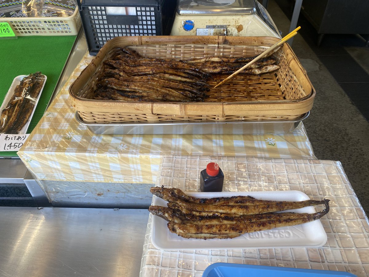 YOSHI_FUNTRIP's tweet photo. 淡路島の魚屋さんの前で、お母さんたちが焼いてくれた穴子買う→隣の食堂行く→穴子丼にしてくれる😋
なんて素晴らしいシステムなのかしら😊✨

#淡路島
#魚増鮮魚店
#穴子丼 https://t.co/pMuu2dBgRV