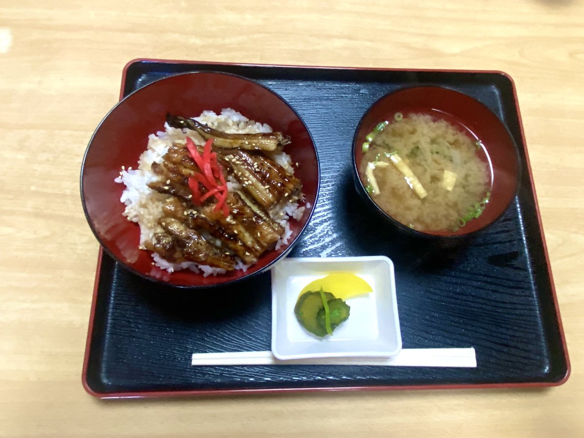 YOSHI_FUNTRIP's tweet photo. 淡路島の魚屋さんの前で、お母さんたちが焼いてくれた穴子買う→隣の食堂行く→穴子丼にしてくれる😋
なんて素晴らしいシステムなのかしら😊✨

#淡路島
#魚増鮮魚店
#穴子丼 https://t.co/pMuu2dBgRV