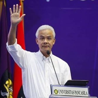 GUYONAN SORE HARI :

🧑🏻 Cowok :
"Mbak.., namanya siapa?"
👩🏻 Cewek :
"Ika Kaniya Alysia Sinta"
🧑🏻 Cowok : "Waduuhh...!? panjang banget, panggilannya siapa.., mbak?"
👩🏻 Cewek : "IKAN ASIN"
🧑🏻 Cowok : "...?????..."
👩🏻 Cewek : "Mas sendiri namanya siapa..?"
🧑🏻 Cowok : "Seto Gondo