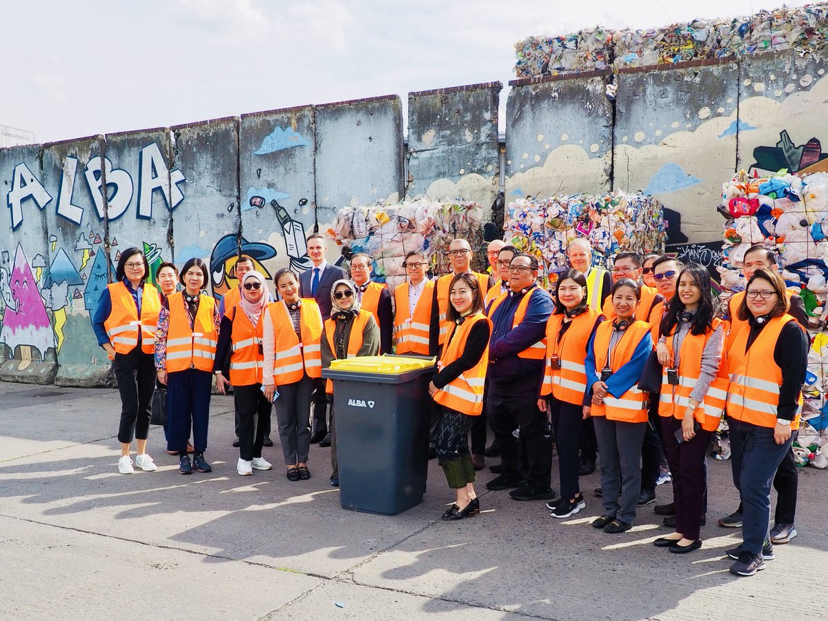 ThailandGermany's tweet photo. Amb 🇹🇭 and Berlin #ASEAN Ambs and representatives appreciated visit to #ALBAGroupAsia and #interzero facility in Berlin to view separation of #waste &amp; #recycle process. Look forward to enhancing prospects for new investments in recycling operations for sustainability in SEAsia. https://t.co/sNBcYvqsFw
