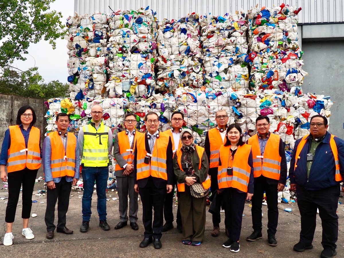 ThailandGermany's tweet photo. Amb 🇹🇭 and Berlin #ASEAN Ambs and representatives appreciated visit to #ALBAGroupAsia and #interzero facility in Berlin to view separation of #waste &amp; #recycle process. Look forward to enhancing prospects for new investments in recycling operations for sustainability in SEAsia. https://t.co/sNBcYvqsFw