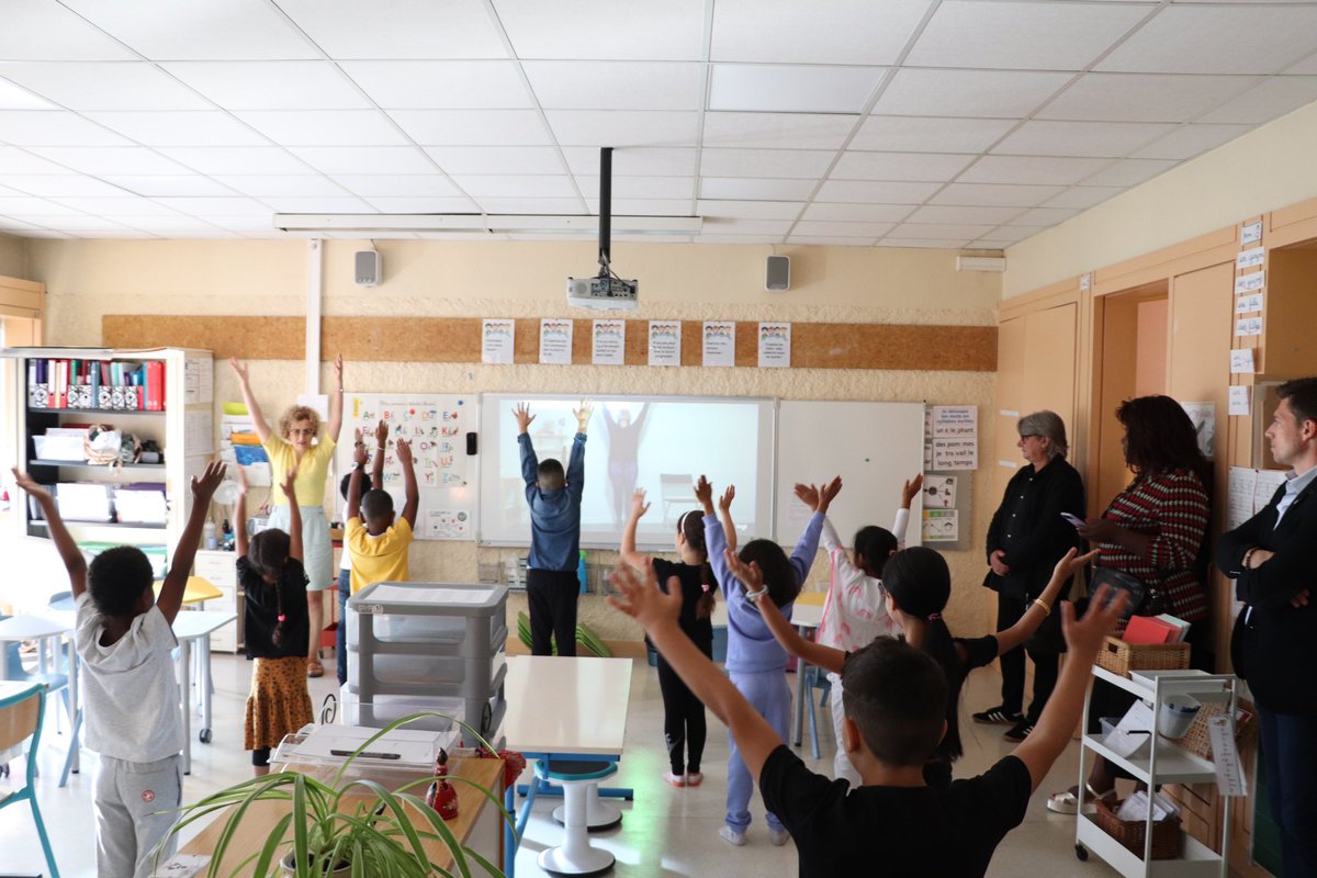 CroattoSandrine's tweet photo. Rentrée sportive #generation2024 à l’école Maurice Barres @CiteEdMetzBorny avec une séance de yoga pour se sentir bien dans sa tête🧠, dans son corps 🏃🏻‍♀️et dans son cœur♥️ #classeflexible #bougetaclasse
@RLaganier @Dsden57 @GregoryPremon @GabrielAttal https://t.co/7MoRjjnQsj