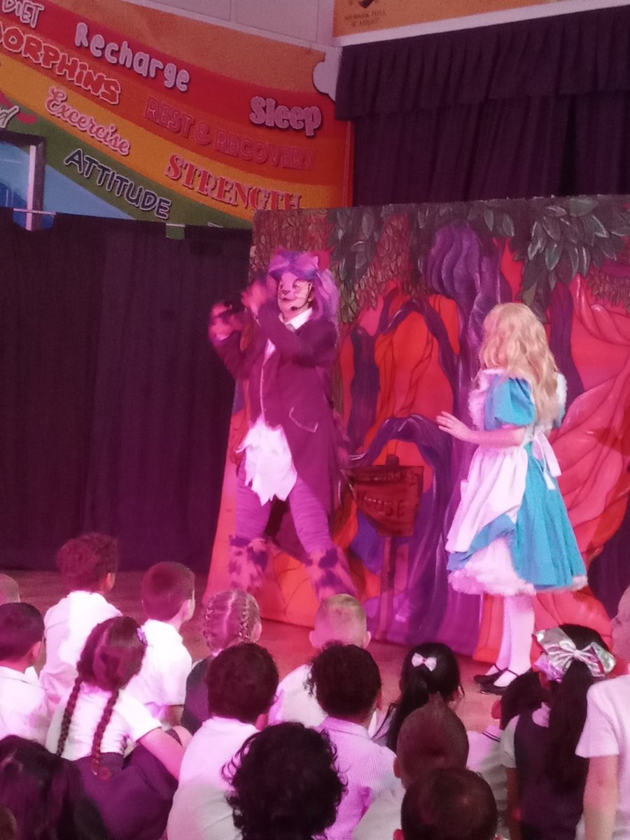 Our children enjoyed a performance of Alice in Wonderland performed by @MandMTheatrical this morning. They enjoyed the performing arts 🎭