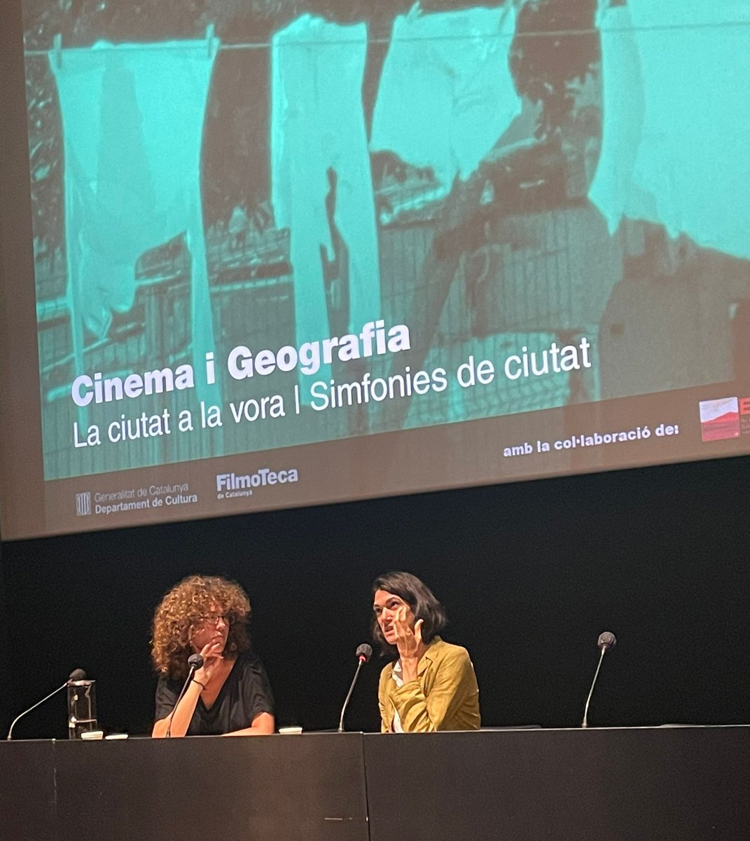 La gran majoria de gent porta una personeta geògrafa a dins, que aflora des de diferents llocs i disciplines. Adonar-se'n i compartir-ho ens ajuda a habitar més i millor al tros de terra que vivim. #eugeobcn23
<a href="/SCGeografia/">SCGeografia</a> <a href="/filmotecacat/">Filmoteca Catalunya</a> <a href="/HumanitatsUPF/">Humanitats UPF</a> <a href="/MeritxellColell/">Meritxell Colell</a>
