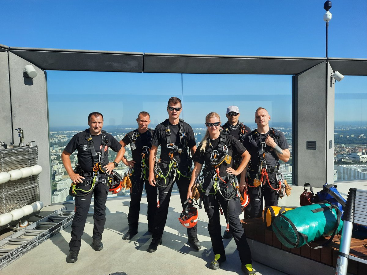 W #Varso Tower odbyły się trzydniowe ćwiczenia Jednostki Ratowniczo-Gaśniczej nr 7 PSP w Warszawie. Strażacy mieli okazję jeszcze lepiej zapoznać się z budynkiem oraz udoskonalić umiejętności radzenia sobie w sytuacjach na dużych wysokościach.
