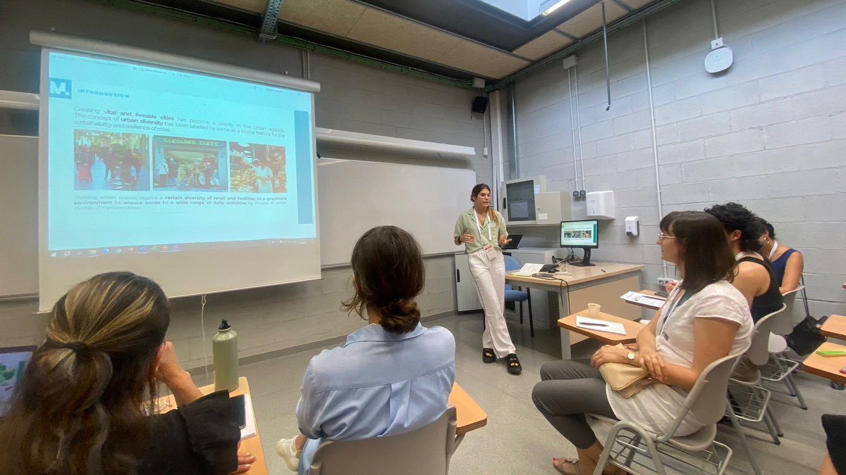 🐦Still tweeting about #eugeobcn23. 
👩‍💼Our fellow researcher @irenitayyo delivered a comprehensive analysis exploring the complex relationships between retail diversity, social vulnerability, and tourist activity in Barcelona's metropolitan area. 
#UrbanGeography #UrbanPolicy