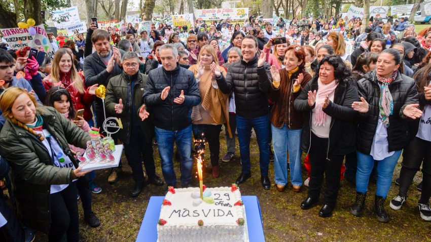 RoOm76's tweet image. Reconocimiento a manzaneras en el 29º aniversario del "Programa Más Vida" en Florencio Varela 
- El mandatario comunal, Andrés Watson, el ministro de Desarrollo de la Comunidad provincial, Andrés Larroque, y las t ... -
#FlorencioVarela #ProgramaMásVida
infobaires24.com.ar/reconocimiento…