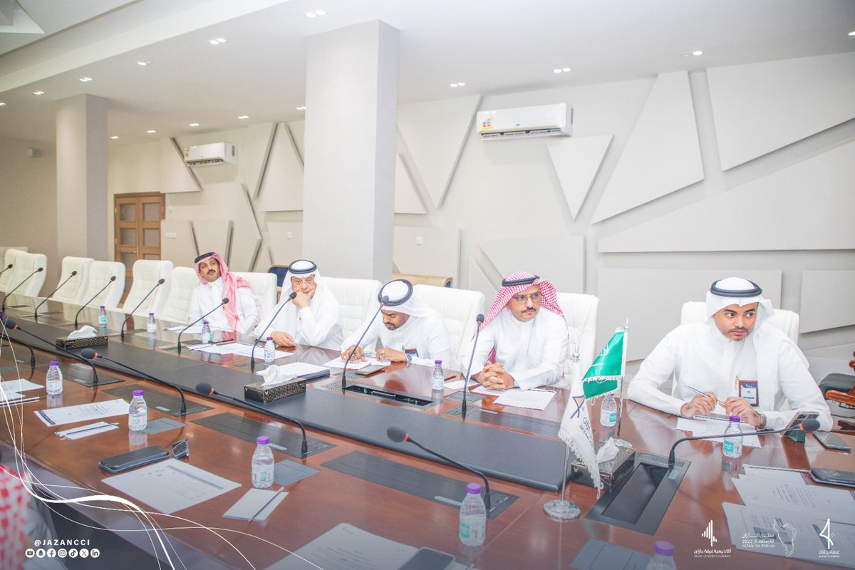 JAZANCCI's tweet photo. 📢 #اجتماع
عقدت لجنة  النقل والخدمات اللوجستية بــ #غرفة_جازان إجتماعها الخامس بحضور رئيس اللجنة أ. بندر دغريري وكافة  أعضاء اللجنة وحضر ممثل إدارة التستر التجاري بفرع الوزارة وجرى خلال الإجتماع مناقشة أثر التستر التجاري في قطاع النقل والخدمات اللوجستية،كما أوصت اللجنة بمخاطبة الجهات ذات العلاقة لطرح الحلول المناسبة لتجاوز المعوقات،ومواصلة العمل بما يخدم الوطن والمواطن.