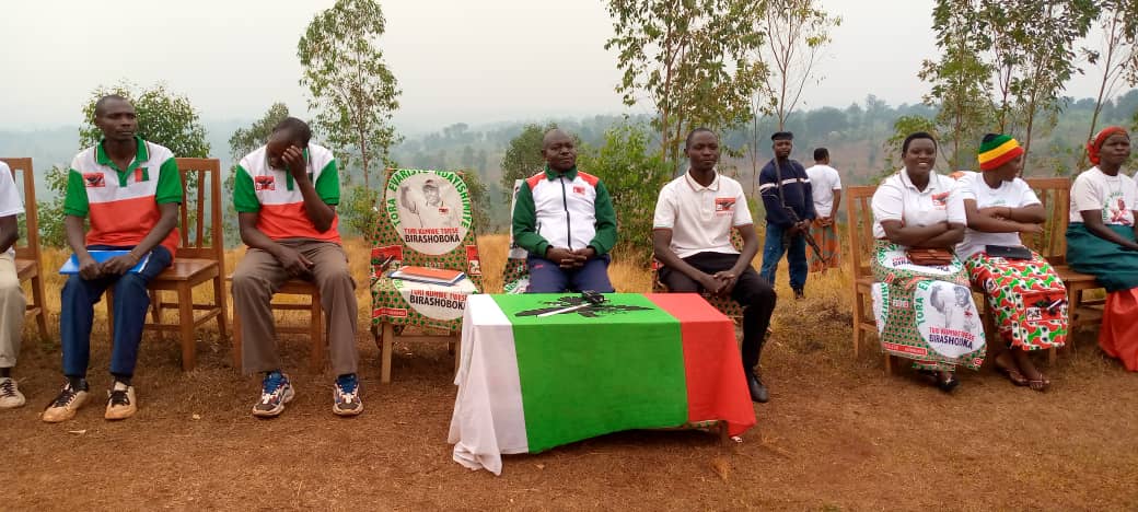 CnddFddButanyer's tweet image. #Burundi 6/9/2023
Umutumba ni #Mbaba,wahora muntara ya #Ngozi ukaja muri komine #Muhanga muntunganyo nshasha, ukaba uwa 283 mukarere kose ka #Kayanza,niho Umunyamabanga wa @CnddFdd muntara yazindutse mubikorwa vyogusuzuma uko amanamanshingiro ziriho kandi zikora.
@R_Ndikuriyo