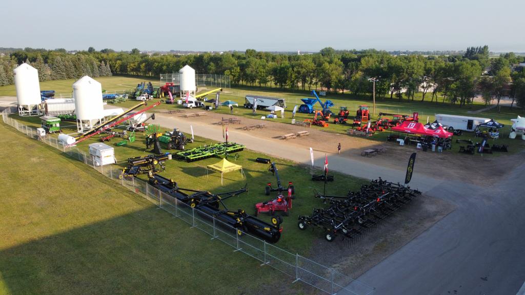 Check out this line-up of outdoor exhibitors that were able to talk to producers to see how they could help them on their farms. It's so great to see business and comradery being done at the Thanks for Farming Tour! #TFFT23 #thanksforfarming #farmersfeedtheworld