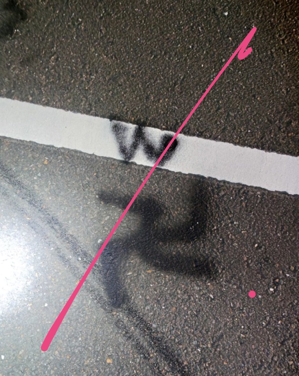 Wir sind es Leid. Mittlerweile vergeht kaum eine Woche ohne Neonazi-Schmierereien in der #Gedenkstätte #Buchenwald. Gestern Abend wurden Schmierereien und ein Hakenkreuz auf dem Parkplatz der Gedenkstätte festgestellt. Das erinnerungspolitische Klima in Deutschland kippt.