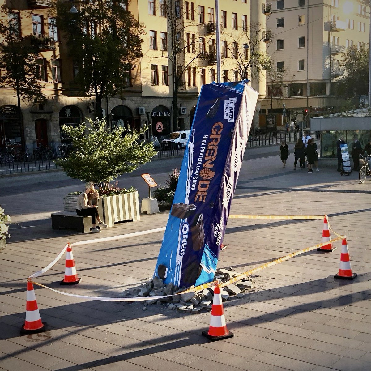 Något geni till konstnär har kommenterat Mondelez/Marabou/Oreos finansiering av Rysslands folkmord, krigsbrott och etniska rensning i Ukraina.