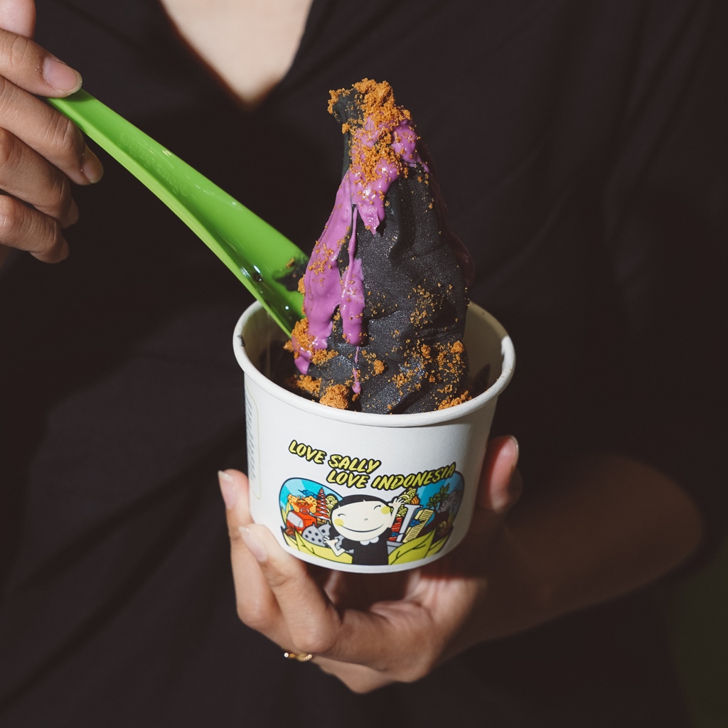 PondokIndahMall's tweet photo. Bikin september kamu semakin ceria dengan satu cup Es krim Yogurt Sour Sally 🍦

Yuk, mampir ke Sour Sally Pondok Indah Mall hari ini🌸🖤

#Soursally #Soursallycoid #ItsFitNotFat #UrbanHealthyLifeStyle #Yogurt #frozenyogurt https://t.co/ihdhwquX0B