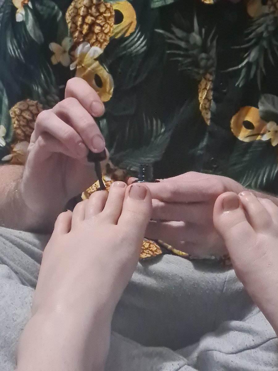 Dramatic_D_Fire's tweet image. I'm to precious to do anything myself 🥺💫 my feet got a little massage and then my toes painted