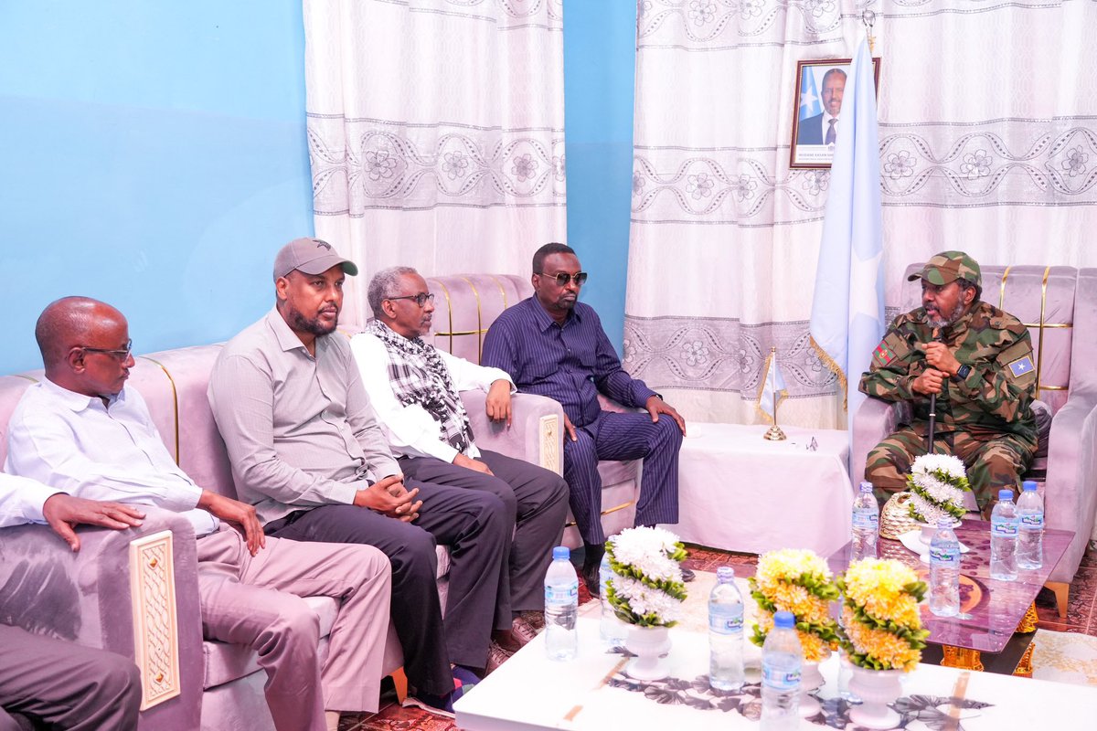 Madaxweyne  <a href="/HassanSMohamud/">Hassan Sheikh Mohamud</a> oo degmada Maxaas kulamo kula qaatay siyaasiyiinta, waxgaradka iyo odayaasha dhaqanka ayaa isku afgartay in loo midoobo dagaalka lagu ciribtirayo Khawaarijta oo ah halka cadow ee caqabada ku ah jiritaanka umadda Soomaaliyeed.
