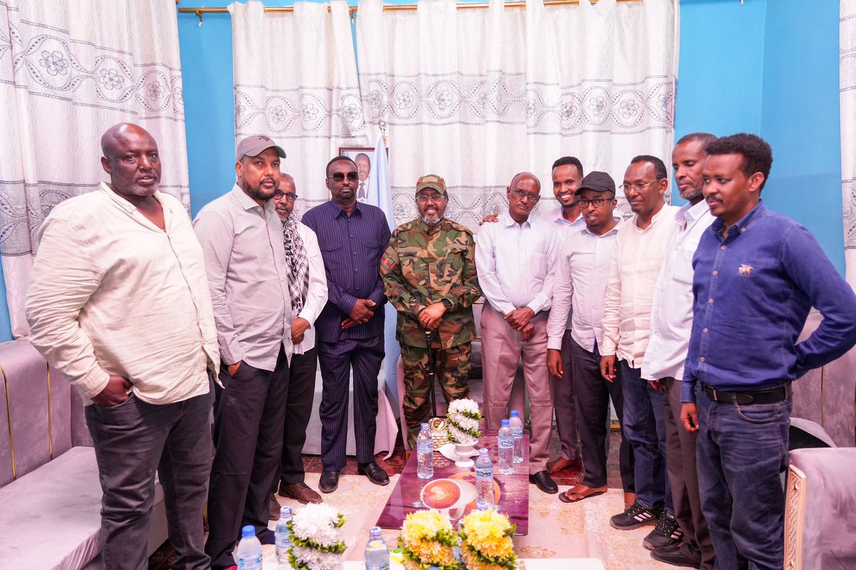 VillaSomPress's tweet photo. Madaxweyne  @HassanSMohamud oo degmada Maxaas kulamo kula qaatay siyaasiyiinta, waxgaradka iyo odayaasha dhaqanka ayaa isku afgartay in loo midoobo dagaalka lagu ciribtirayo Khawaarijta oo ah halka cadow ee caqabada ku ah jiritaanka umadda Soomaaliyeed. https://t.co/Tn6IlDpmRL