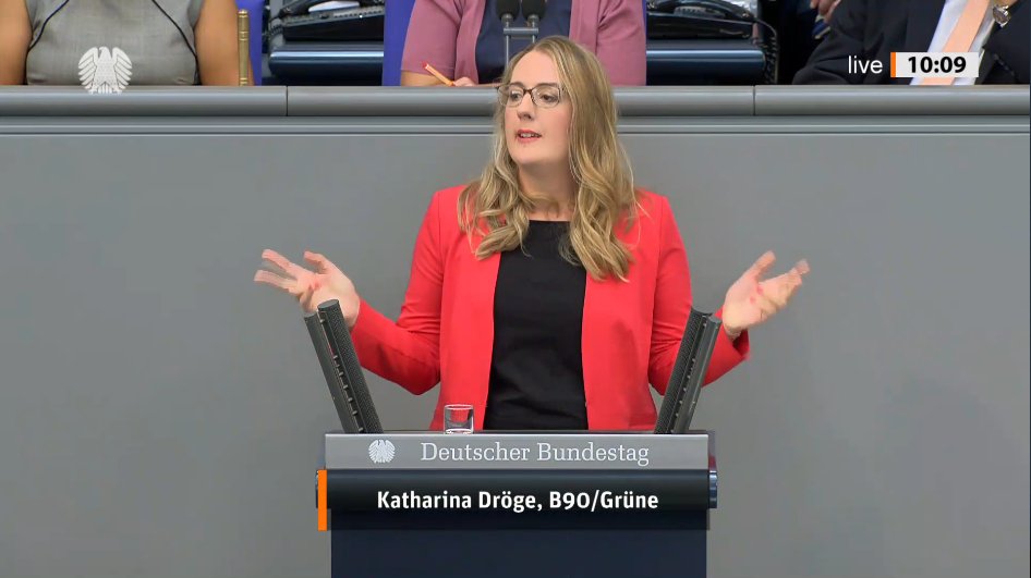 GrueneBundestag's tweet image. Wenn Lebensmittel, Kleidung &amp;amp; alles, was man zum Leben braucht, teurer wird, müssen Regelsätze angepasst werden.
Das ist keine Bestrafung der hart arbeitenden Gesellschaft, das ist einfach nur die Sicherung des menschenwürdigen Existenzminimums.

– @KatDro in der #Generaldebatte