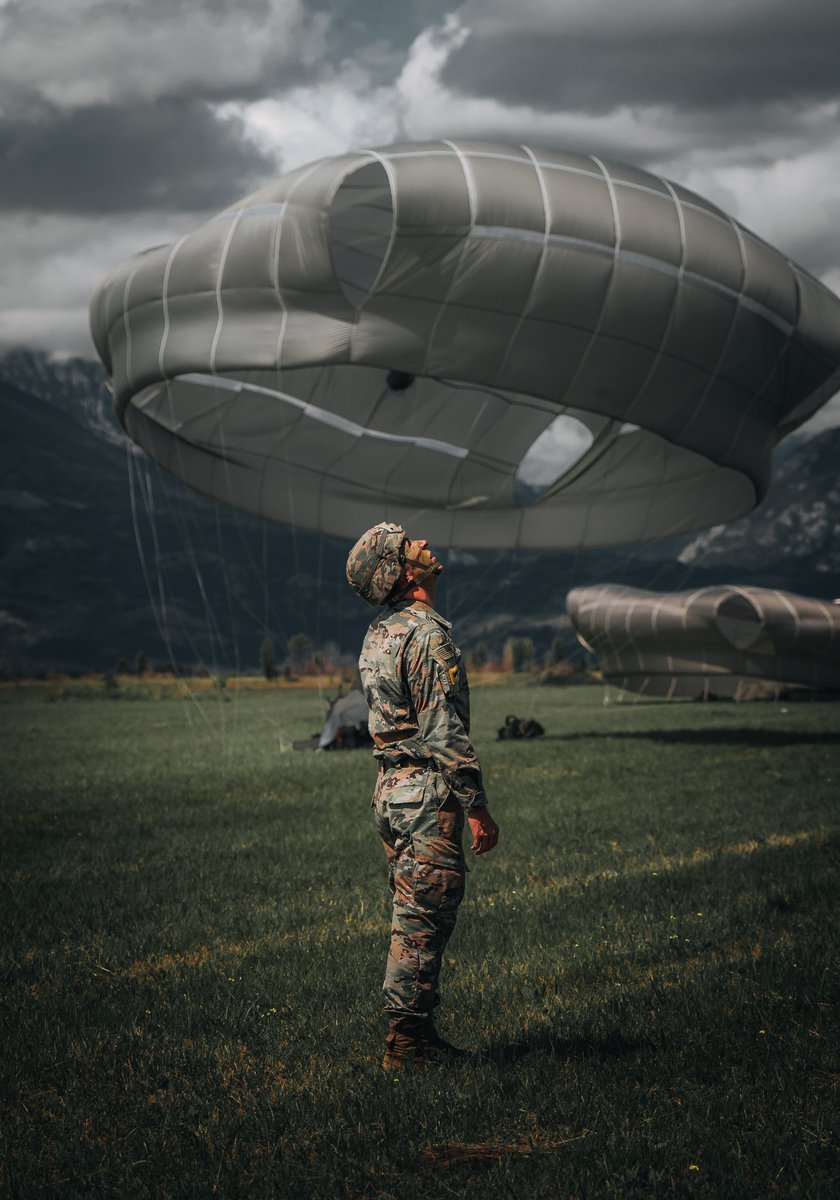173rdAbnBde's tweet photo. #WarriorWednesday

Sun’s out, chutes out ⛅️

Last week #SkySoldiers 🪂 broke through the clouds and into the sunlight during their airborne operation on Frida DZ, Italy 🇮🇹 

@USArmy 📸 by Sgt. Mariah Y. Gonzalez

#StrongerTogether #173rd https://t.co/Ko5LY1NeTT