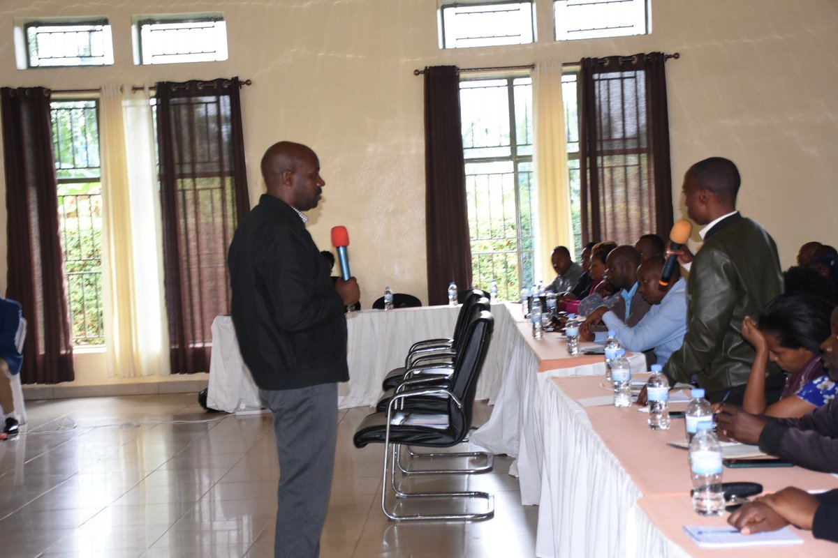 GatsiboDistrict's tweet photo. Aka Kanya: Umuyobozi w'Akarere ka Gatsibo @richardgasana ayoboye inama yamuhuje n'Abayobozi b'amakoperative y'Ubuhinzi, ubworozi, abacungamutungo ba Sacco n'abatanga serivise hagamijwe kubasaba kongera umusaruro mubyo bakora @RwandaLocalGov @RwandaAgri @RwandaEast @RCARwanda https://t.co/qTEyN1izgZ
