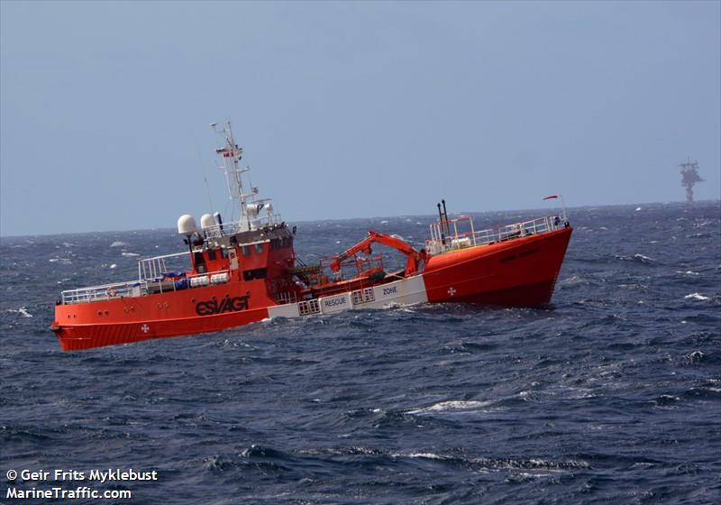 LittleBoats2020's tweet photo. 10:15 Mid Channel 

This Is Now Farcical!

A Danish registered safety vessel Esvagt Charlie has just escorted illegals to Border Force Ranger which picked them up & is now trafficking these undocumented dangers in to Dover

Is there no one who has the will to stop this insanity
?