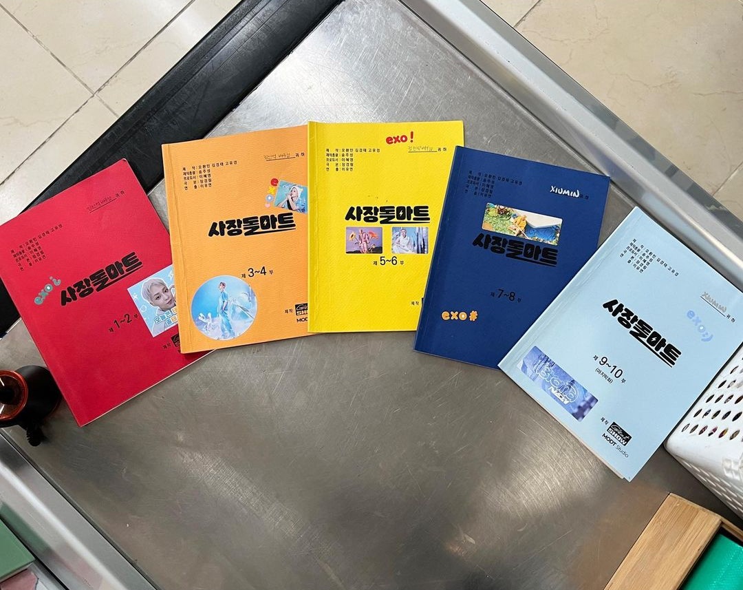 Oh my so cute, even their scripts with 5 different colors and XIUMIN'S IN RED 🥺😍❤💙

#ShinTaeHo #신태호 
#ThunderBoys #썬더보이즈 
#BossDolMart #사장돌마트
 
#XIUMIN #시우민 #김민석 
@weareoneEXO 
#EXO #엑소 #weareoneEXO