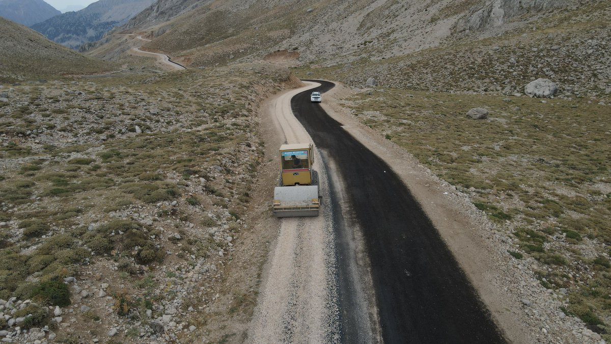 AdemMuratYucel's tweet photo. Verdiğimiz sözleri yerine getirmenin haklı gururunu yaşıyoruz!

Batı yaylalarımız için elzem olan 28 km uzunluğundaki yolumuzu asfaltladık. İnşallah vatandaşlarımız Alanya’dan Eğrigöl’e kadar aracının tekerine toz değmeden ulaşımını sağlayacak.

Biz söz verdiğimiz zaman en kalitelisini, en konforlusunu yapar, en iyisine layık olan halkımızın hizmetine sunarız.

Hayırlı, uğurlu olsun...