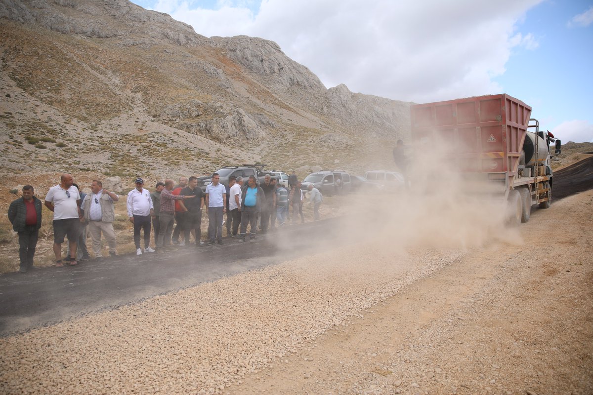 AdemMuratYucel's tweet photo. Verdiğimiz sözleri yerine getirmenin haklı gururunu yaşıyoruz!

Batı yaylalarımız için elzem olan 28 km uzunluğundaki yolumuzu asfaltladık. İnşallah vatandaşlarımız Alanya’dan Eğrigöl’e kadar aracının tekerine toz değmeden ulaşımını sağlayacak.

Biz söz verdiğimiz zaman en kalitelisini, en konforlusunu yapar, en iyisine layık olan halkımızın hizmetine sunarız.

Hayırlı, uğurlu olsun...