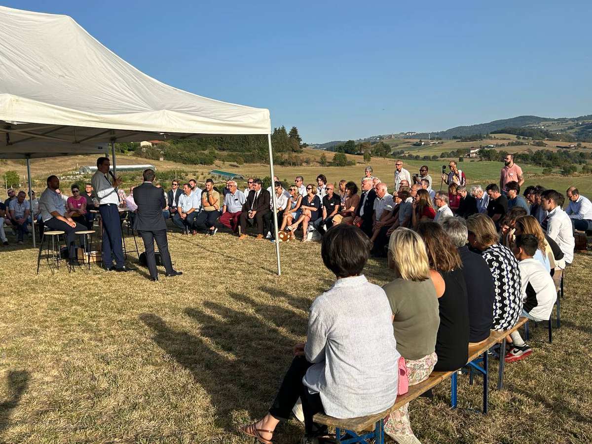 tgassilloud's tweet photo. Artisans, PME, industriels : nos entreprises des Monts du Lyonnais regorgent de talents.
Après la visite de  @clauger_group et @JAFS_Group, je les ai réunies autour de @becht_olivier pour échanger sur le plan #Osezlexport.
En avant l’export 🇫🇷 ! https://t.co/gdHX9UiU8U
