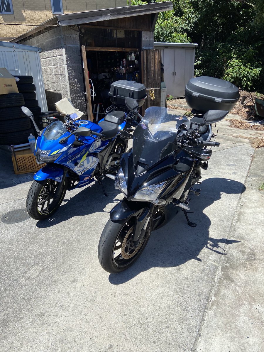 yawarakaiunko's tweet photo. およそ30年前と現在
 #これを見た人は最初に乗った大型を上げる
#gsx750f
#gsxs1000f
#ジクサー
#鈴菌
#油冷 https://t.co/rwE0WH0H8V