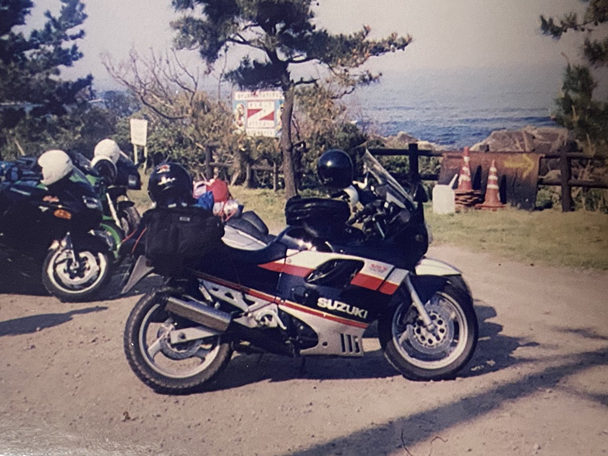 yawarakaiunko's tweet photo. およそ30年前と現在
 #これを見た人は最初に乗った大型を上げる
#gsx750f
#gsxs1000f
#ジクサー
#鈴菌
#油冷 https://t.co/rwE0WH0H8V