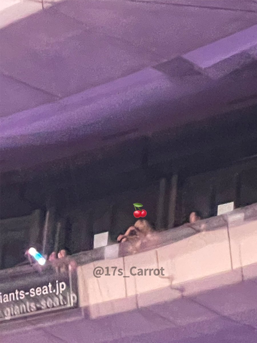 17s_Carrot's tweet photo. Seungcheol is watching with us from the 3rd floor 🥹🥹🥹 https://t.co/3XhJc6qCkC