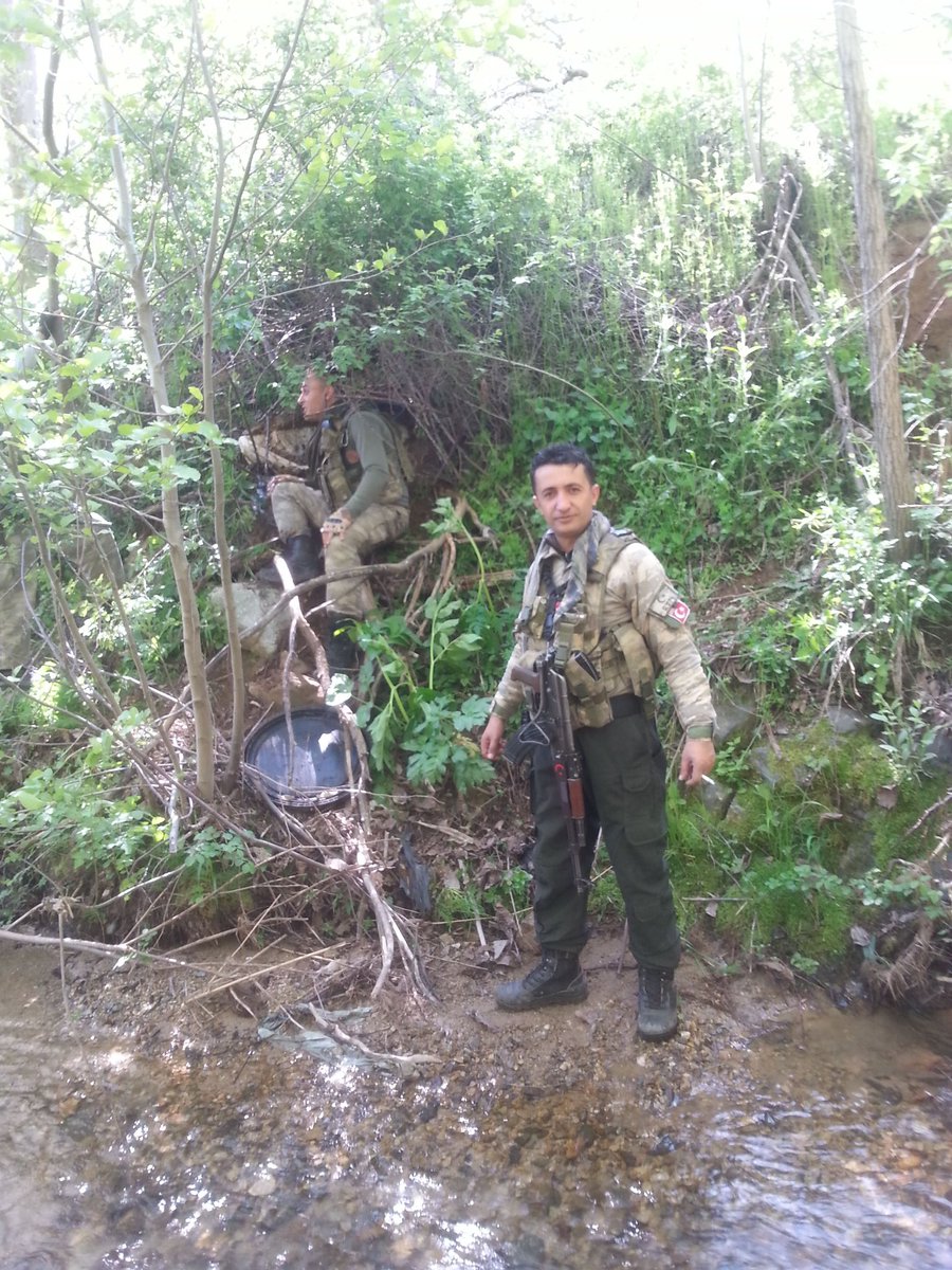 Ylmaz10193937's tweet photo. Binlerce şehit olmuş gazi olmuş kahramanlarımız güvenlik korucular mağdur bu mağduriyet şu anda temsilde olanlardır TC evlatları şu anda asgarî altında maaş terk ettiler sayın cumhurbaşkanımız vatan evlatları sizden gelecek müjdeli haber bekliyorlar #RecepTayyipErdoğan @arzuerdem https://t.co/uUUtRn1MmP