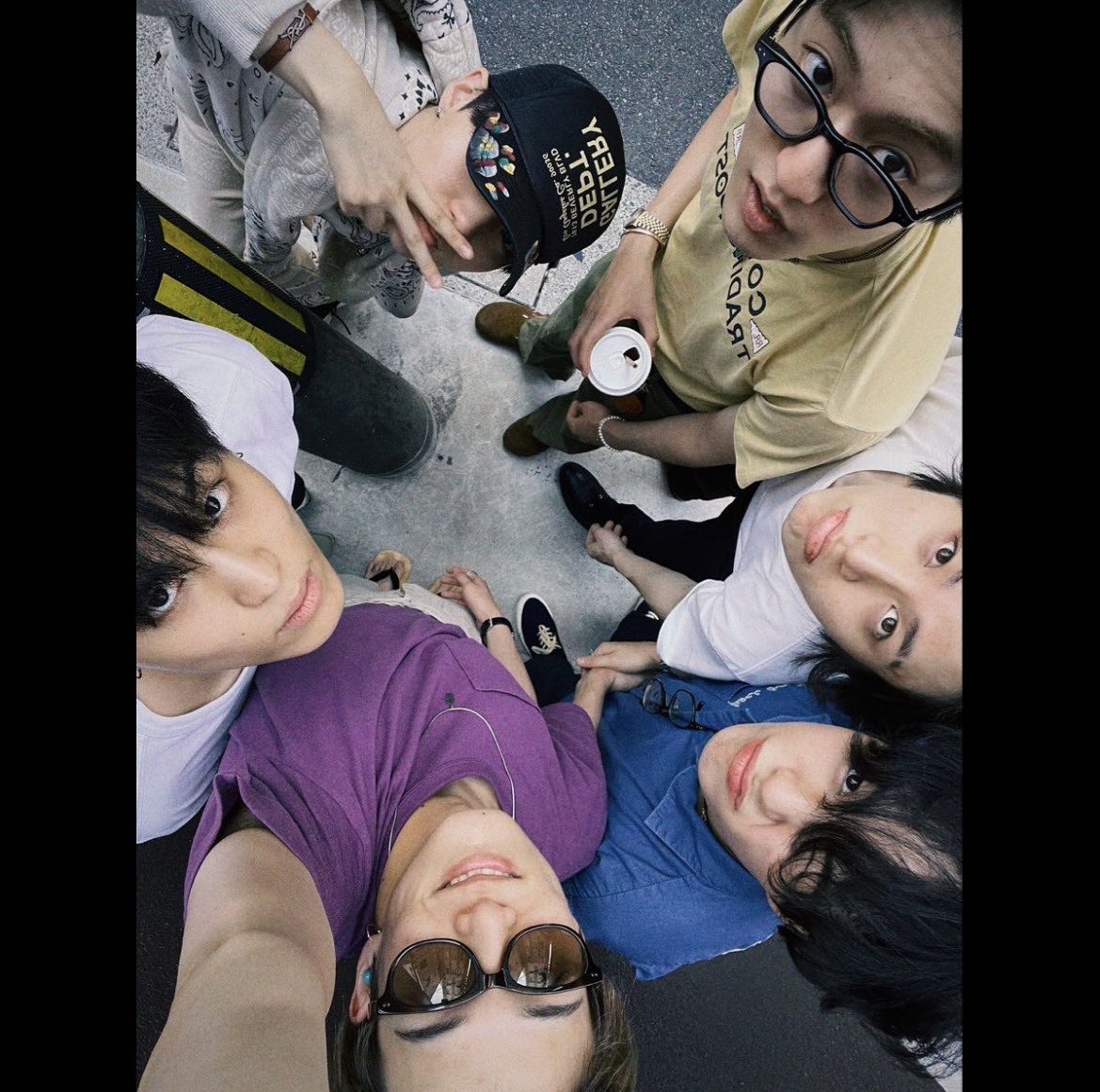 E1Vs0's tweet photo. 1番背の低いサヒにゃんが一生懸命手を伸ばしてとってる写真可愛くね？？ https://t.co/07ZlNPZA3t