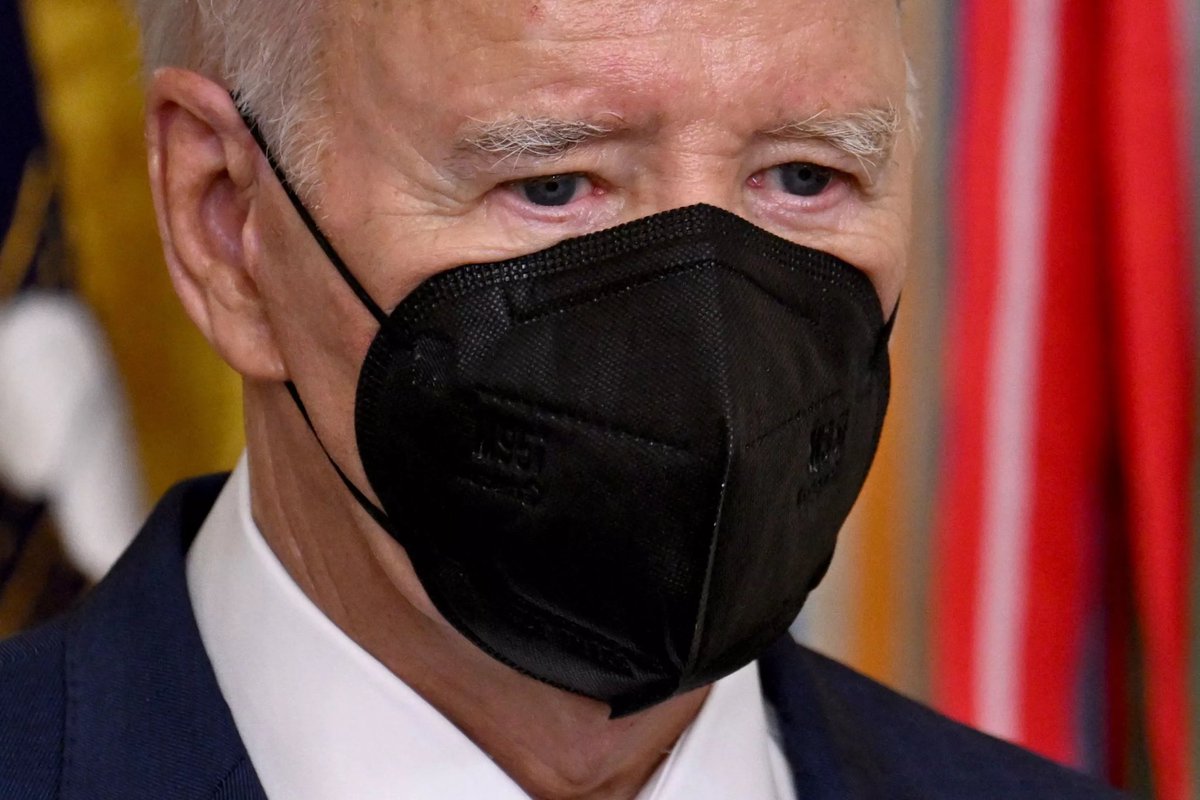 f_philippot's tweet photo. Joe #Biden annonce que dès aujourd’hui il réapparaîtra masqué en intérieur comme en extérieur car sa femme Jill, quadruple injectée, est positive ! 🤦

Leur seul but : pousser au maximum le vote par correspondance en 2024 « pour raisons sanitaires », car ils en auront besoin !… https://t.co/cdVis2WdVV