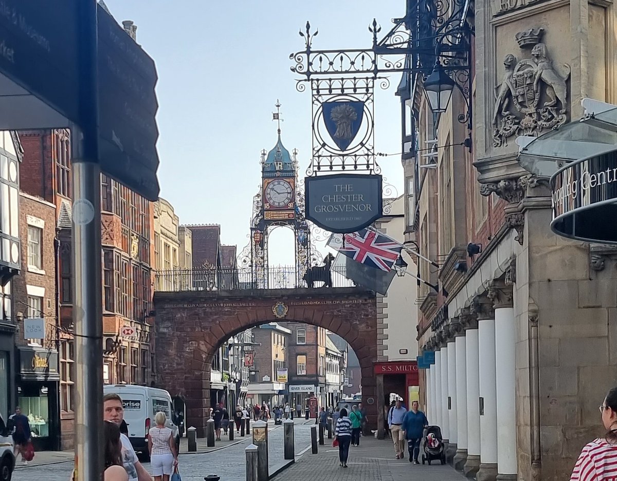 andy_parry's tweet photo. @ShitChester ain't neigh way I just saw a horse on the walls https://t.co/EdjvFtgSue