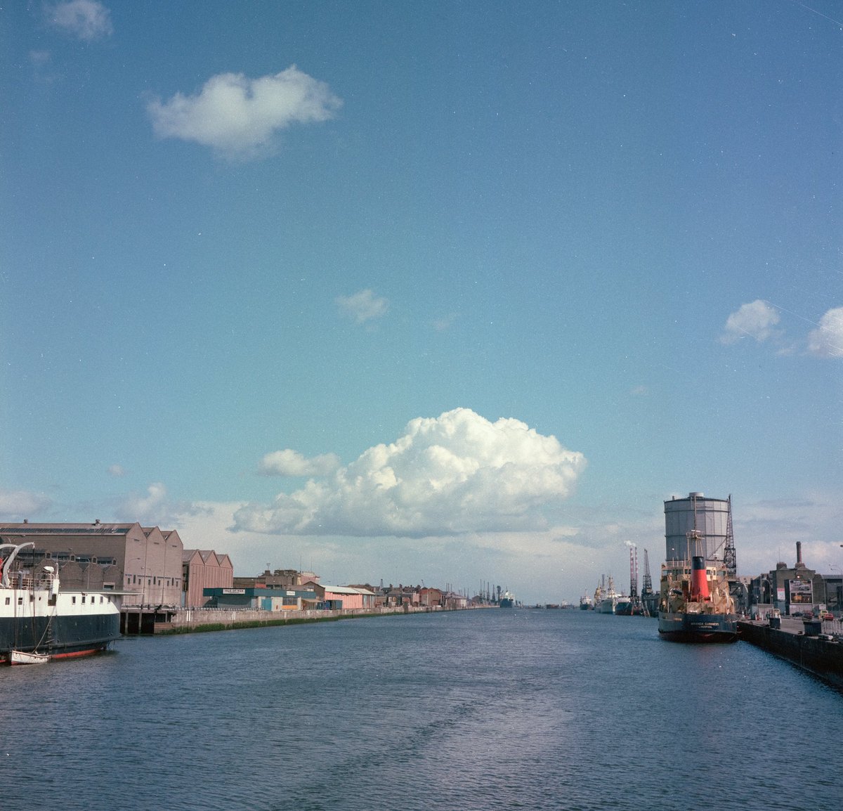 Ships on the Liffey, Dublin, April 1984 From #DublinBeforeTheTiger Best series about Dublin before the boom! For more, please FOLLOW & REPOST. For ltd. edition PRINTS: email in header. @photosofdublin @OldDublinTown @IBN_Berlin