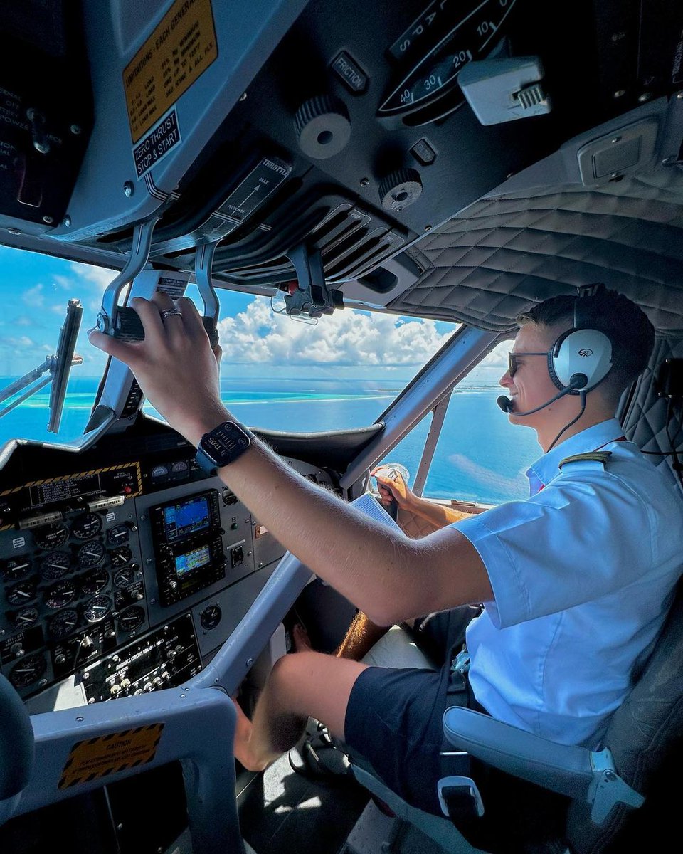 TransMaldivian's tweet photo. Navigating paradise’s endless blues 🩵🫧
👨🏼✈️: @toggimagg via IG
#CockpitAdventures #OfficewithaView #SeaplaneCrew #BarefootPilots #BarefootLiving #BarefootAviators #TMAExperience #TransMaldivianAirways #TwinOtter #Seaplane #FloatPlane #SeaplaneAdventures #Aviation https://t.co/ff2c0oHl8U