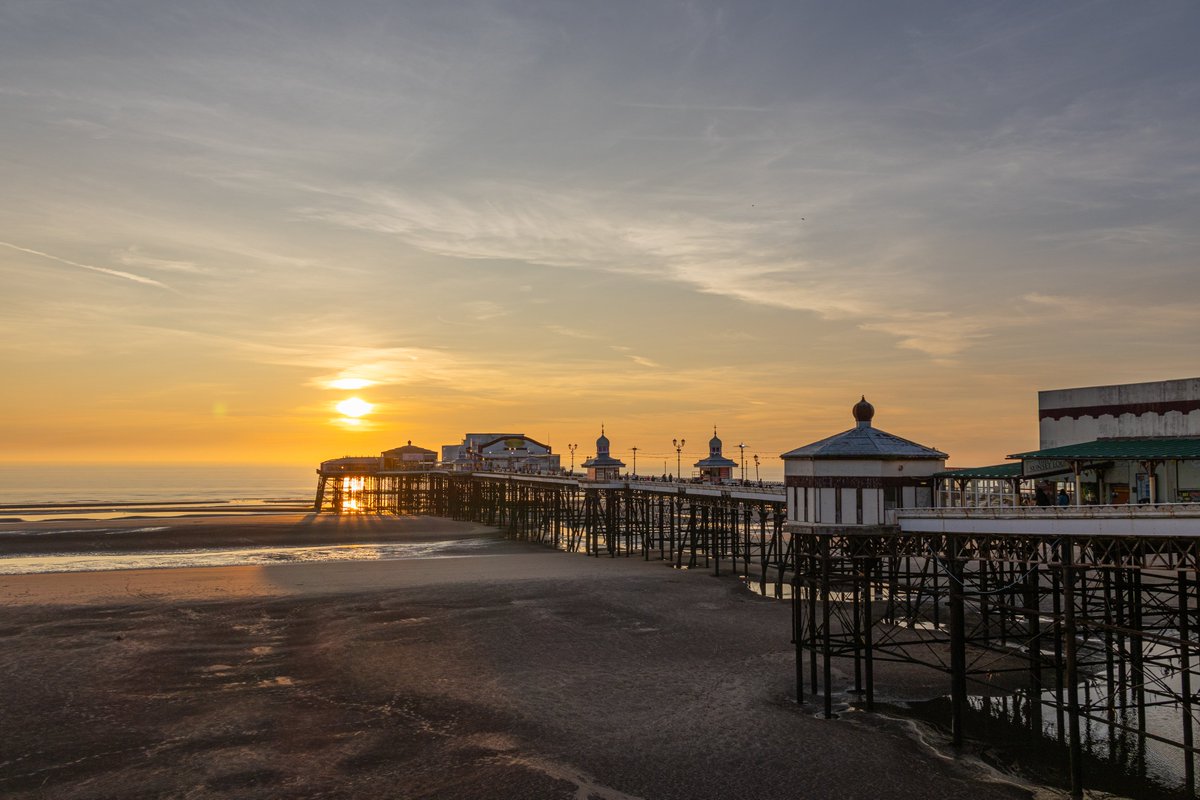 WorldInFocusPic's tweet photo. Some pictures for Sunday evening's sunset in Blackpool. @visitBlackpool @The_Gazette https://t.co/0trDWtdqRE
