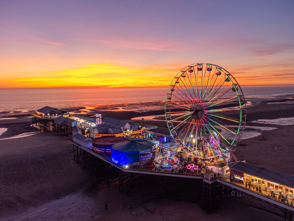 WorldInFocusPic's tweet photo. Some pictures for Sunday evening's sunset in Blackpool. @visitBlackpool @The_Gazette https://t.co/0trDWtdqRE