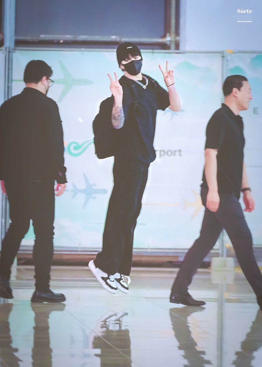 SORTE613's tweet photo. 정구기 토끼 점프 💓✌️🐰✌️💓

230905 정국 출국 HQ 고화질 
#전정국 #정국 #JK #JUNGKOOK 
@BTS_twt

+ 
사실 이때 카메라 내리고 있었다가
잔망떠는 내때낑보고 호다닥 찍었거든여?
그래서 녜.. 사진이 많이 흔들렸...🙄
정구기가 귀야우니까 봐주셈..🫠🫠 https://t.co/2HlMT9y6e8