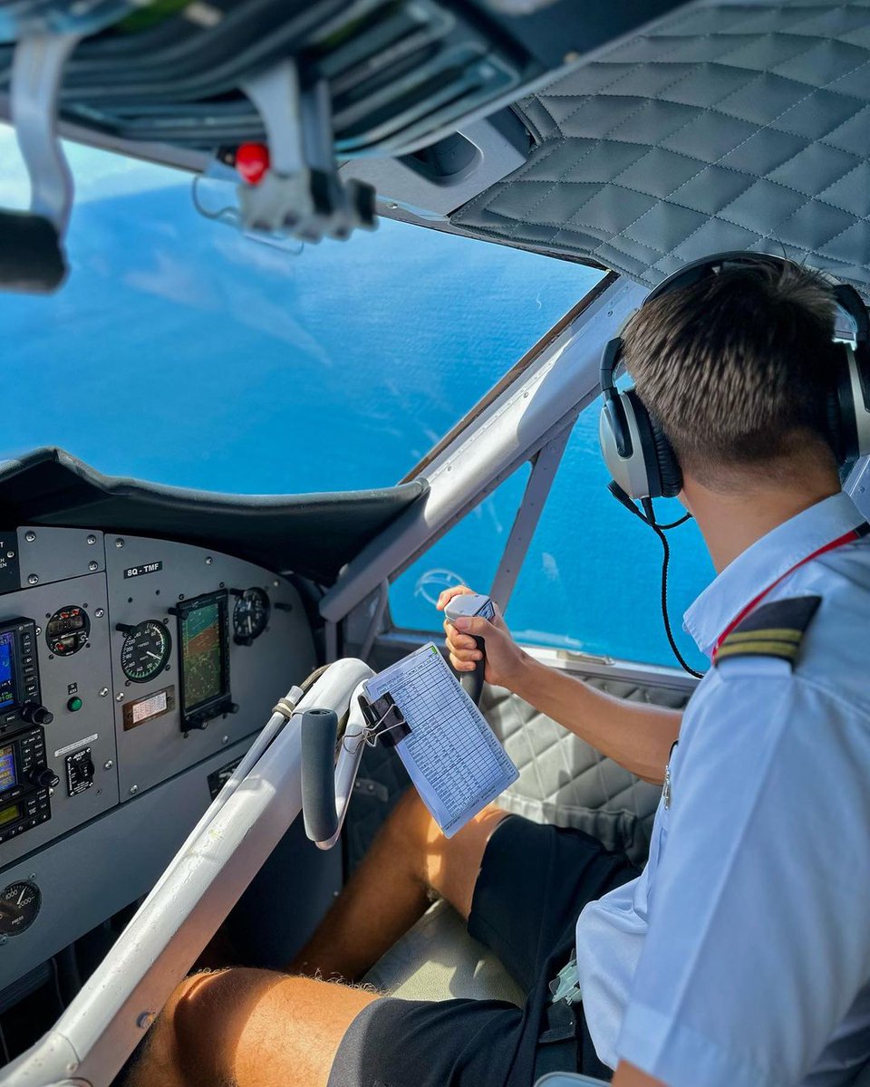 TransMaldivian's tweet photo. Navigating paradise’s endless blues 🩵🫧
👨🏼✈️: @toggimagg via IG
#CockpitAdventures #OfficewithaView #SeaplaneCrew #BarefootPilots #BarefootLiving #BarefootAviators #TMAExperience #TransMaldivianAirways #TwinOtter #Seaplane #FloatPlane #SeaplaneAdventures #Aviation https://t.co/ff2c0oHl8U