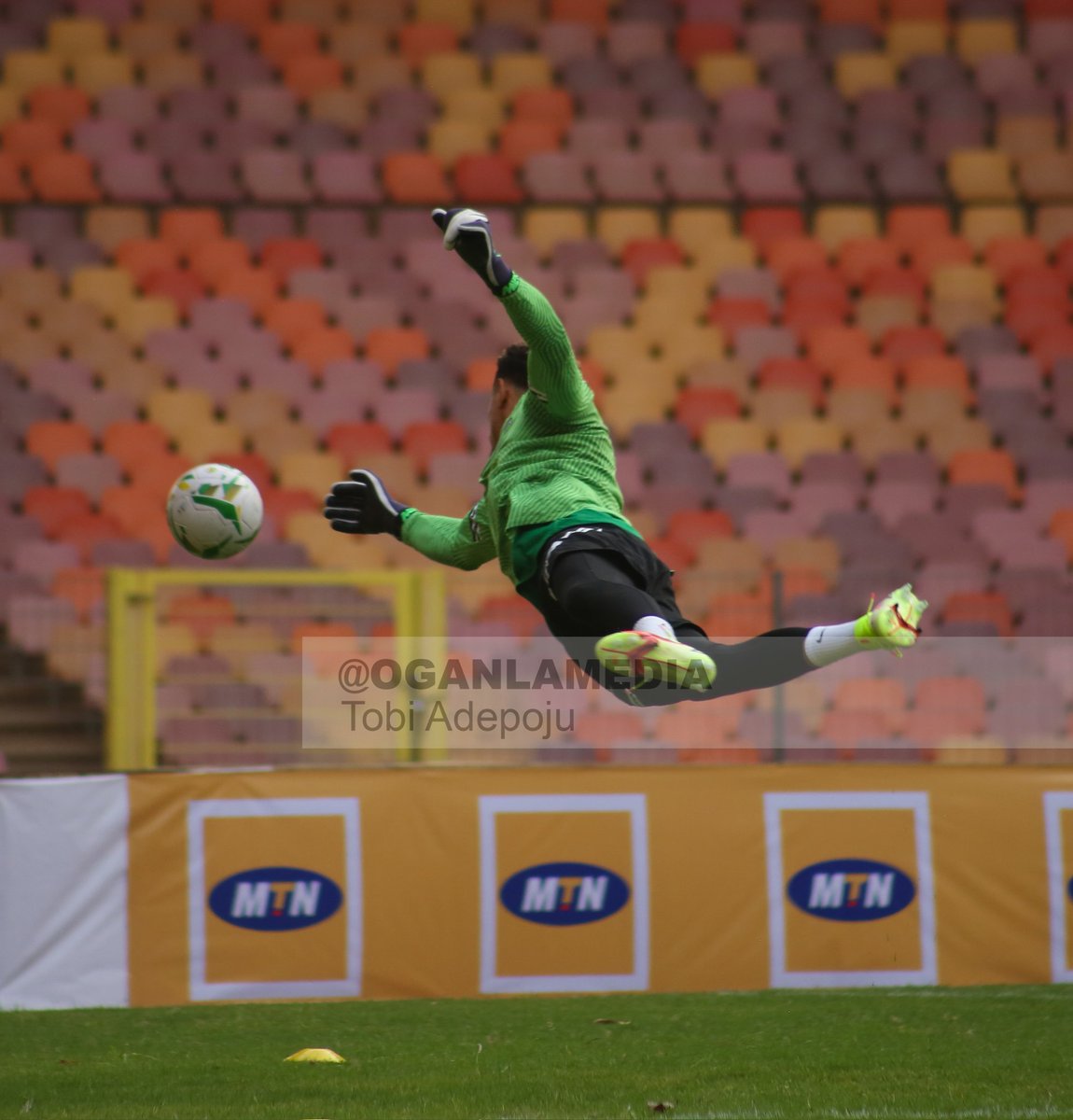 OgaNlaMedia's tweet image. Good News:

Super Eagles goalkeeper, Maduka Okoye is back.

He was listed in Udinese's last two matches in the Serie A against Salernitana and Frosinone. 

He was an unused substitute in the two games.