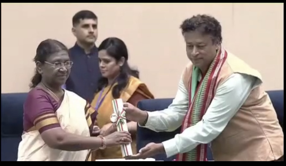 Namma_HD's tweet photo. Prof. S. R. Mahadeva Prasanna being presented with the 'National Teachers' Award for 2023' by the Hon’ble President of India
Smt. Droupadi Murmu on 5th September 2023.

@iitdhrwd

#NationalTeachersAward2023 #IITDharwad #Dharwad

https://t.co/V2IzE88Orp

https://t.co/0uNmXPxI32 https://t.co/hqueLgTkZh